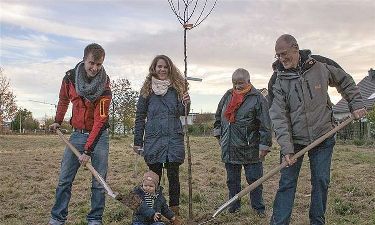 Die ersten Baumpaten setzten ihre Obstbäume auf der „Jubiläumswiese“ in Villip (von links): Maximilian Schönborn, Vincent Thomas, Johanna Thomas, Elisabeth und Kurt Pung.VJ