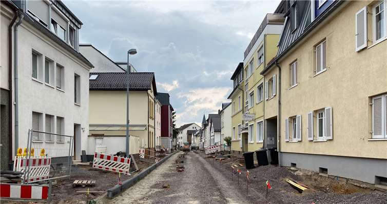 Die ersten Bordsteine im östlichen Bereich der Kreuzstraße sitzen bereits.