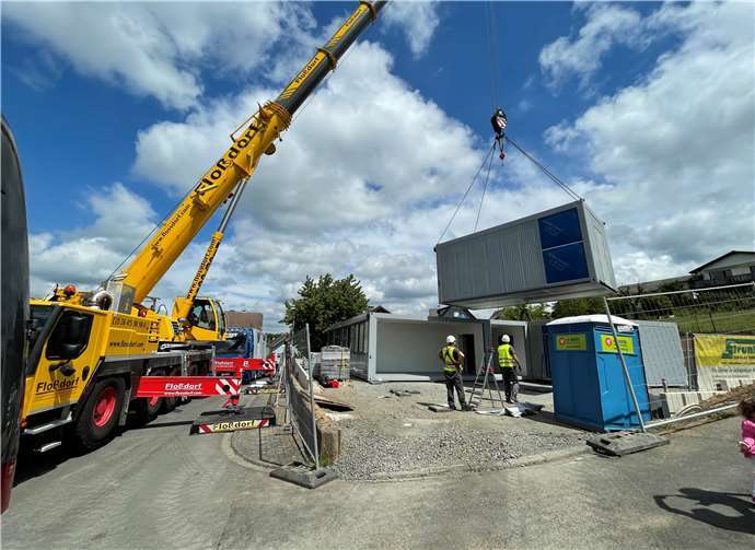 Die ersten Container wurden angeliefert.