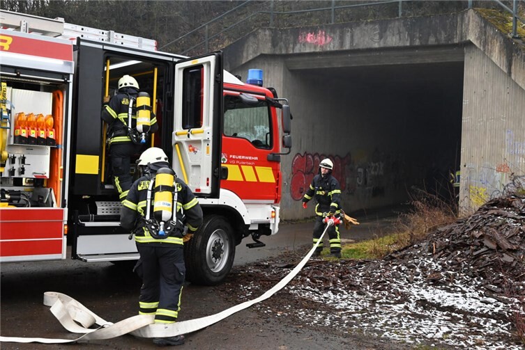 Die ersten Einsatzkräfte der Feuerwehr starten die Brandbekämpfung.