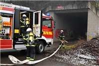Die ersten Einsatzkräfte der Feuerwehr starten die Brandbekämpfung. Alle Fotos: ...