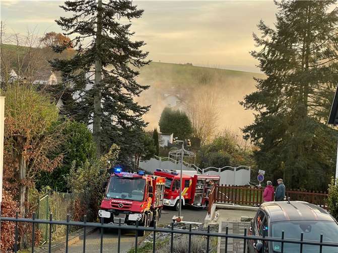 Die ersten Fahrzeuge konnten nur rückwärts in die Nähe des Hauses rangiert werden. Quelle: VG Rengsdorf-Waldbreitbach