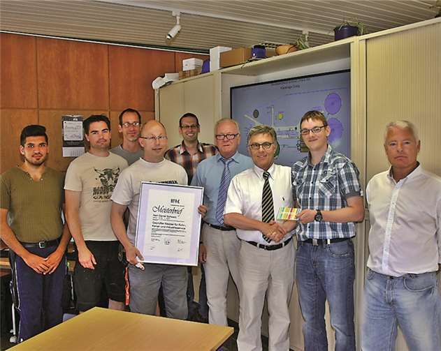 Die ersten Gratulanten des frischgebackenen Meisters.-RÜ-