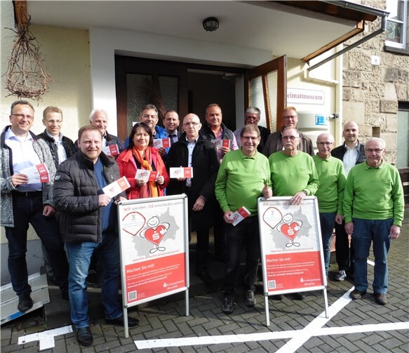 Die ersten Gutscheine der KSK Ahrweiler für die Einrichtung einer barrierefreien Behindertentoilette wurden den Mitgliedern des Heimatvereins Oberzissen bereits übergeben, sie hoffen auf viele weitere zur Realisierung des Projekts. Foto: privat