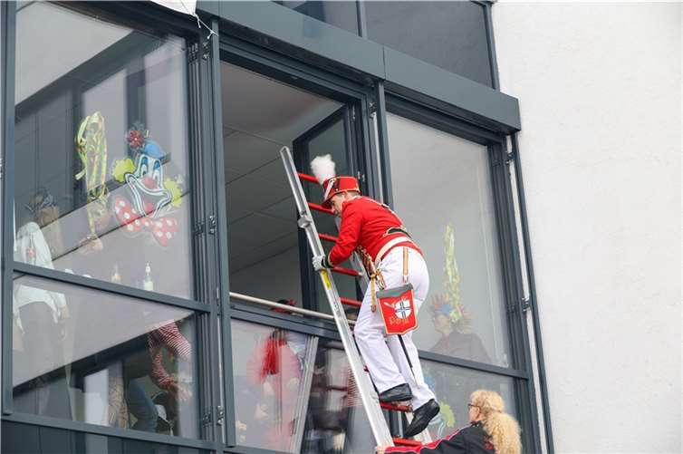Die ersten Jecken stürmen das Rathaus in Meckenheim.
