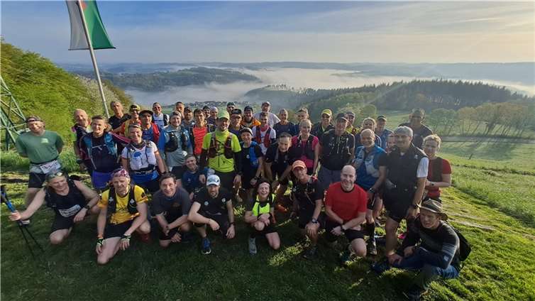 Die ersten Kilometer führten die Gruppe des WiedtalUltraTrail des VfL Waldbreitbach auf den Malberg bei Hausen.  Foto: Julia Fröder