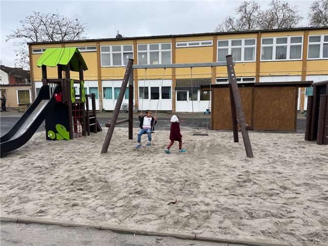 Die ersten Kinder nutzen schon begeistert die neuen Spielgeräte.