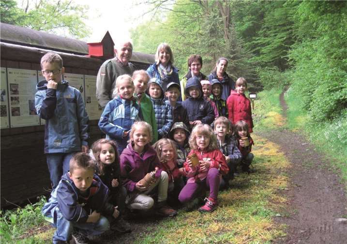 „Wir lernen alles über Bienen“ Die ersten Klassen der Neuerburg-Schule Niederbreitbach besuchten Imker Schneider in Hausen.privat
