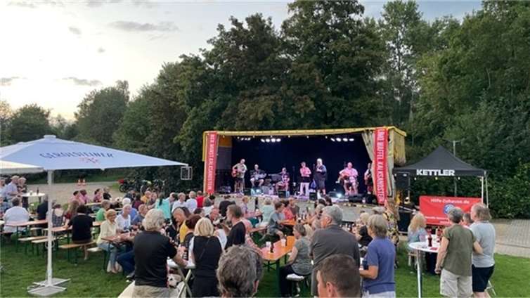 Die ersten Konzerte von „Rock am Platz“ hatten über 300 Besucher angelockt.  Fotos: SV Rot-Weiß Dünstekoven e.V.