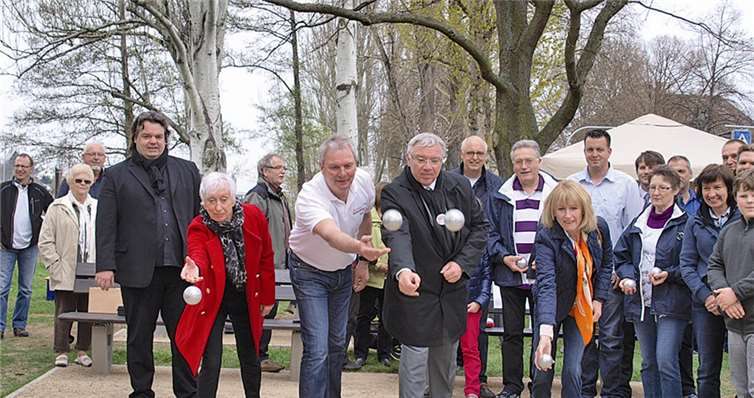 Die ersten Kugeln gingen mit viel Gefühl in der Hand auf die neue Bahn. Architekt Jens Ternes, die Vorsitzende des Seniorenbeirates der Stadt Koblenz Monika Artz, der Vorsitzende des Ortsring Moselweiß Thomas Kirsch, Oberbürgermeister Joachim Hofmann-Göttig, Bürgermeisterin Marie-Theres Hammes-Rosenstein (v.l.). US