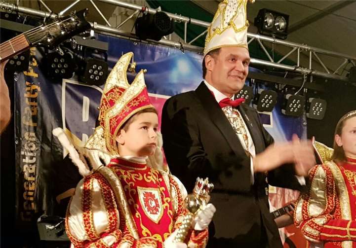 Die ersten Schritte auf dem närrischen Parkett wurden auch bei den neuen Regenten von leichtem Lampenfieber begleitet.