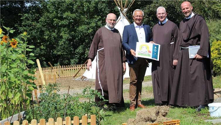 Die ersten Schritte hin zum Franziskus-Garten sind gemacht. Das Gelände ist aus seinem Dornröschenschlaf erweckt, Beete und Kompostierungsanlage sind vorbereitet, Kooperationspartner angesprochen und ein vorläufiges Gartendesign-Konzept ist entwickelt worden. Auf dem Gelände der „Alten Gärtnerei“ der Franziskanerbrüder vom Heiligen Kreuz in Hausen sollen unter dem Motto „Begegnen, Begreifen, Besinnen“ integrative Angebote für Kinder, Jugendliche, Behinderte und ältere Menschen entstehen. (v.l.n.r.): Bruder Josef (Superior Konvent Hausen), Achim Hallerbach (Landrat), Bruder John Francis (Generalsuperior) und Bruder Alexander (Initiator des Franziskusgarten). Foto: Kreisverwaltung Neuwied