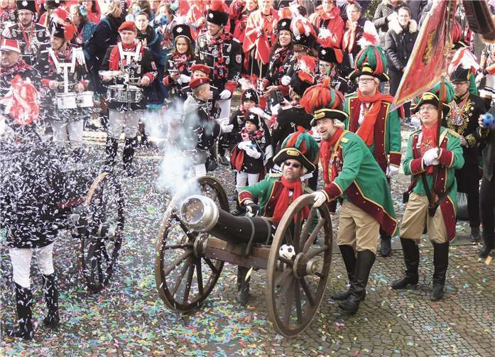 Die ersten Schüsse aus der Konfetti-Kanone gab die Prinzengarde ab.