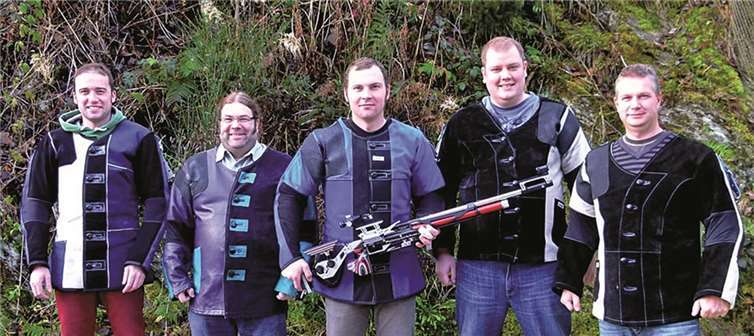 Die ersten Sieger des Jahres 2015: die Luftgewehr-Mannschaft der Schützenbruderschaft Gevenich mit Einzel-Kreismeister Timo Waldorf (li.). Ulli Burkholz