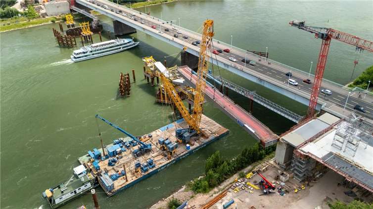 Die ersten Stahlbauteile kamen im Juni 2025 an. Im Oktober folgen die nächsten für den Neubau der Pfaffendorfer Brücke.  Foto: onemorepicture/ Thorsten Wagner