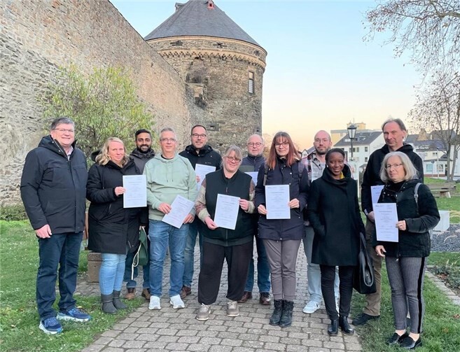Die ersten Teilnehmenden der Kursreihe haben das Seminar erfolgreich abgeschlossen.  Foto: Volkshochschule Andernach / Julia Dormayer