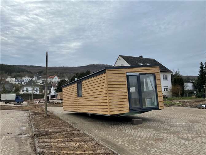 Die ersten Tiny Houses wurden am Parkplatz des TWIN angeliefert. Foto: ROB