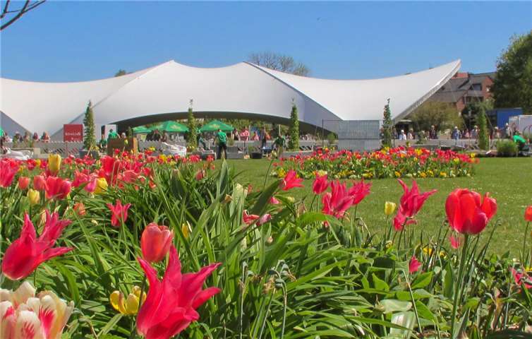 Die ersten Veranstaltungshöhepunkte stehen fest. Ds Gelände wird zu einer großen Bühne. Foto: Opera Tent