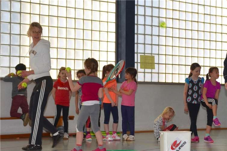 Die ersten Vor- und Rückhandschläge ließen so manches Talent erahnen.