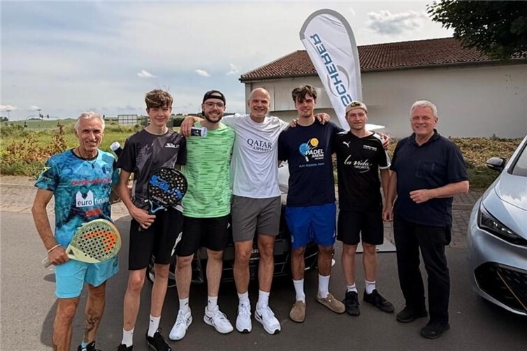 Die ersten bis drittplatzierten Teams mit Rudi Giering vom Cupra-Autohaus Scherer.