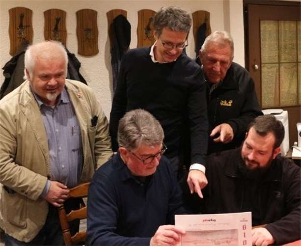 Die ersten durften schon einen Blick auf den Kalender werfen. Vorne links: Hermann Thelen und Florian Garzombke, hinten: Ferhat Cato, Henning Wirges und Karl-Heinz Pieper. Privat