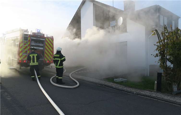 Die ersten eintreffenden Einsatzkräfte sahen dicke Rauchschwaden aus dem Haus kommen. Feuerwehr VG Puderbach