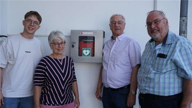 Die ersten öffentlich zugänglichen Defibrillatoren sind in Kettig installiert! Foto: privat