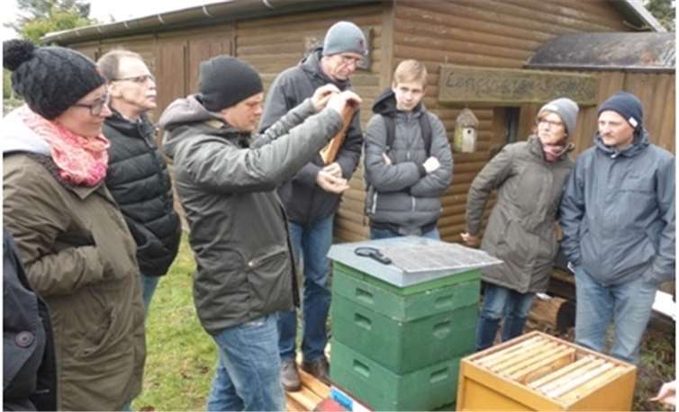 Die ersten praktischen Übungen am Bienenstand.