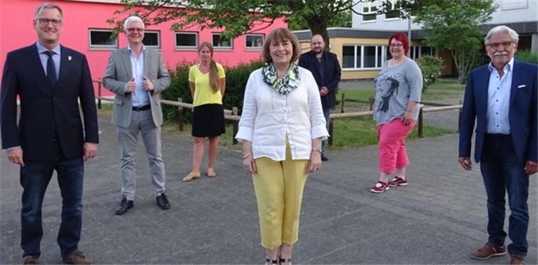 Die ersten sechs Kandidaten auf der Reserveliste der FDP, v.r. Lorenz Euskirchen, Beate Jung, Sebastian Ruland, Jana Rentzsch, Hartmut Johannlükens, Karsten Logemann und in der Mitte die Stadtverbandsvorsitzende Tamara Vogt. Foto: privat