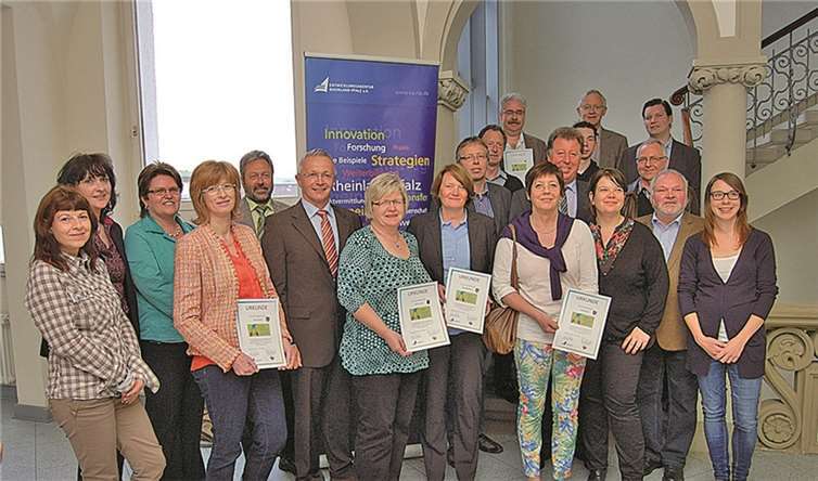 Die ersten sechs Ortsgemeinden erhielten kürzlich das Zertifikat zum Leerstandslotsen. Robert Freisberg, Vorstand der Entwicklungsagentur Rheinland-Pfalz, und der 1.Kreisbeigeordnete Achim Hallerbach, überreichten den ersten Leerstandslotsen im Kreis Neuwied ihre Zertifikate zur Teilnahme an der Seminarreihe.In folgenden Ortsgemeinden nehmen die Lotsen nun ihre ehrenamtliche Arbeit auf: Ortsgemeinde Anhausen: Heidelore Momm (Ortsbürgermeisterin); Ortsgemeinde Isenburg: Dorothee Sudhoff-Mohr; Ortsgemeinde Oberraden: Achim Braasch; Ortsgemeinde Rüscheid: Gabriele Goldenstein und Christian Krauss; Ortsgemeinde St. Katharinen: Günter Prangenberg und Hans-Josef Weißenfels; Ortsgemeinde Straßenhaus: Fr. Birgit Haas (Ortsbürgermeisterin). Kreisverwaltung Neuwied