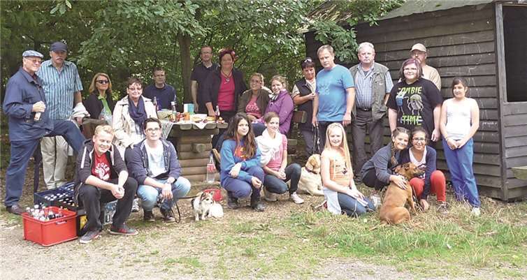 Die ersten treffen auf der Hubi-Hütte ein und freuen sich über die wohlverdiente Erfrischung. privat