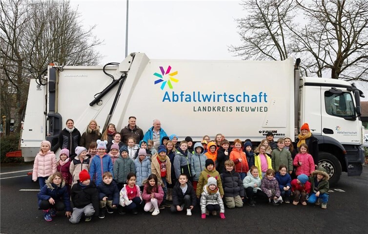Die ersten und zweiten Klassen aus der Grundschule St. Georg hatten einen erlebnisreichen Tag und sind nun echte Müllprofis.  Foto: Abfallwirtschaft Landkreis Neuwied AöR, Maria Lepp