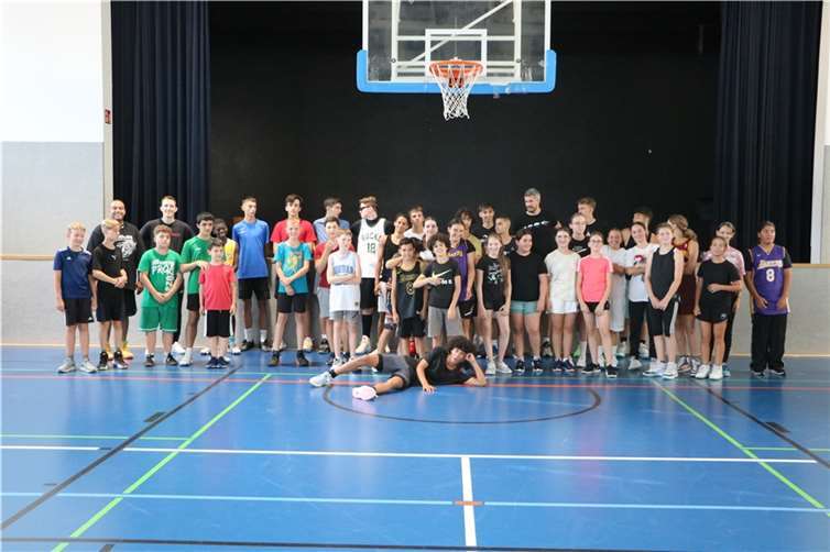 Die ersten waren schon in Urlaub, es kamen doch recht viele zum School’s out. Foto: Susanne Pötz
