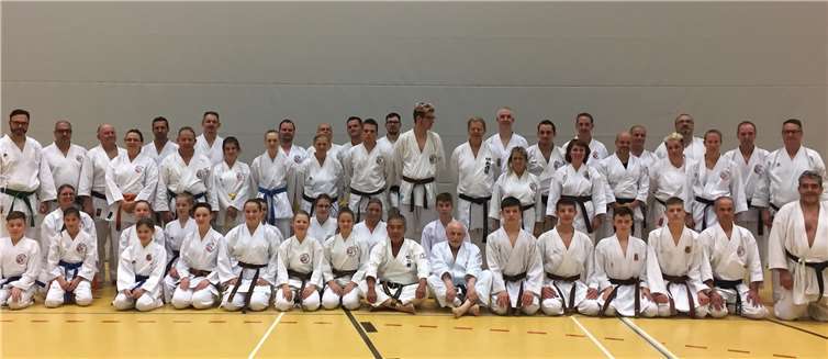 Die erwachsenen Teilnehmer des Karate-Club Puderbach mit japanischen Großmeister Tamayose.Fotos: privat