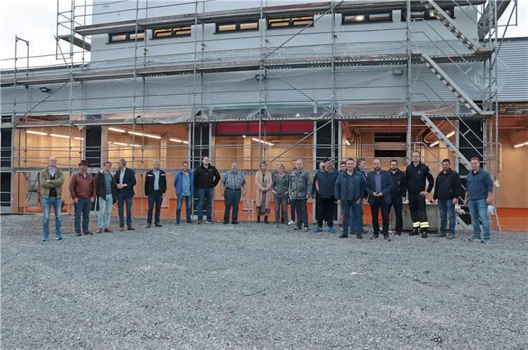 Die erweiterte Fraktion der FWG im VG-Rat Selters überzeugte sich von den großen Fortschritten beim Neu- und Umbau des Feuerwehrgerätehauses in Selters.Foto: Freie Wählergruppe (FWG) der Verbandsgemeinde Selters e.V.