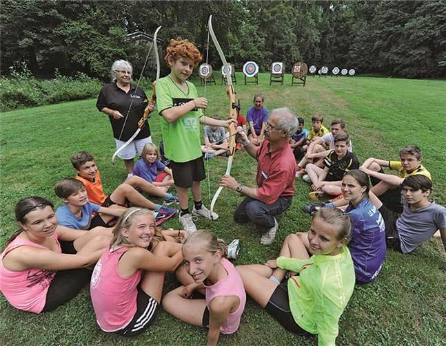 Die etwas ausgefallenere Sportart Bogenschießen war für die Jugendlichen natürlich eine besonders spannende Angelegenheit. FotoFix