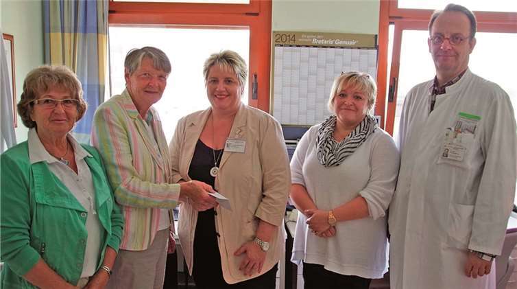 Die evangelische Frauenhilfe Andernach spendete 500 Euro an die Palliativeinheit des St. Nikolaus-Stiftshospital. V.l.: Helma Knoche, Vera Schüdde, Cornelia Kaltenborn, Gabriele Dannenberg, Dr. Thomas Dyong. privat