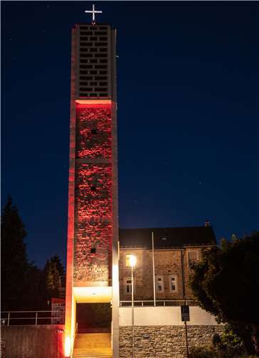 Die evangelische Kirche erhielt eine sehr dramatische Ausstrahlung.