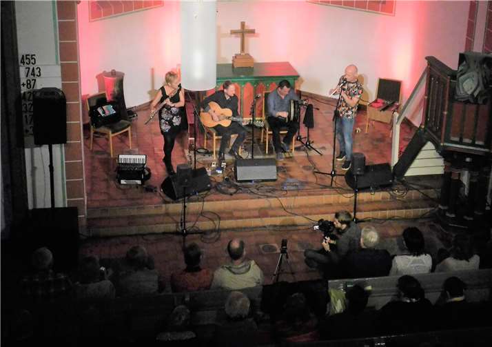 Die evangelische Kirche in Höhr-Grenzhausen bot einen stimmungsvollen Rahmen für den Auftritt der vier Musiker.