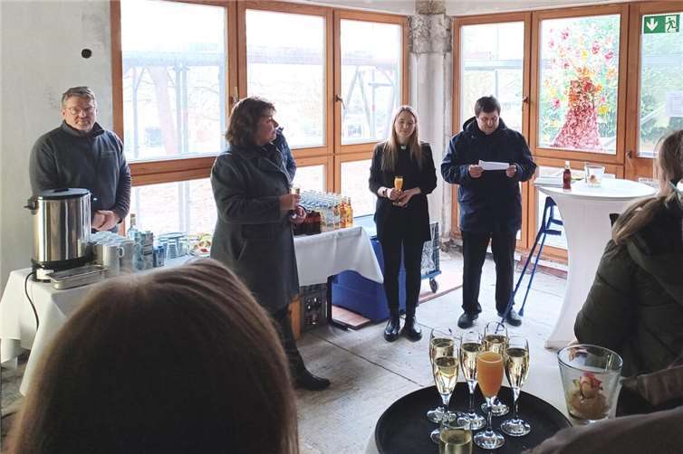 Die evangelische Pfarrerin Ricarda Bosse (Mitte) und der katholische Pfarrer Steffen Henrich segneten „das neue Haus und alle, die darin gehen ein und aus.“