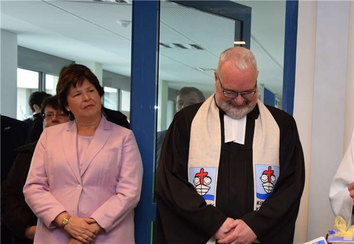 Die evangelischen und katholischen Geistlichen, Pfarrer Christian Schulte (links) und Pfarrer Norbert Missong, weihten die Schule ein.