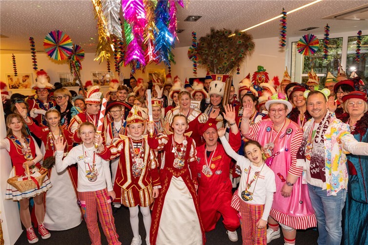 Die evm-Gruppe empfing die Tollitätenpaare aus Linz und Kripp sowie das Kripper Dreigestirn am Netzstandort der enm in Linz.  Foto: Frank Homann