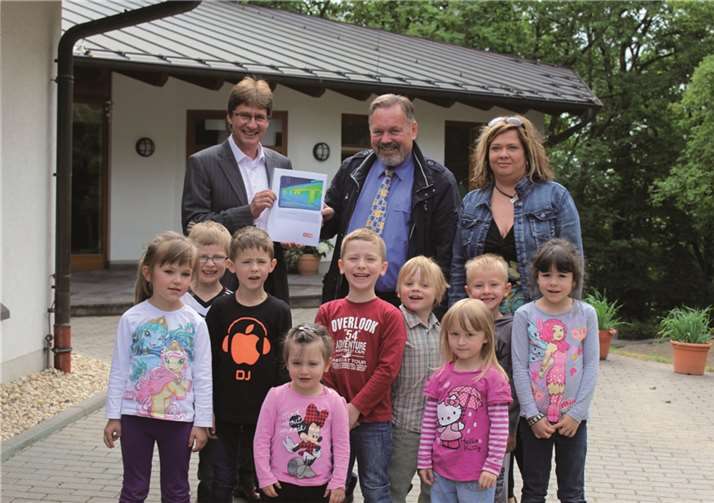 Die evm übergab Wärmebildaufnahmen an die Kindertagesstätte in St. Johann (v.l.): Berthold Nick, Michael Stephani und Alexandra Oster. privat