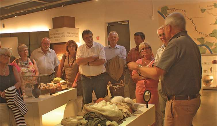 Die fachkundige Führung durch die Römerwelt in Rheinbrohl beeindruckte die Beucher aus der Puderbacher Partnerstadt Barenton. privat