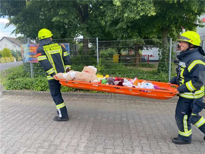 Die fachmännisch versorgten Stofftierewurden mittels Schleifkorbtrage gerettet.