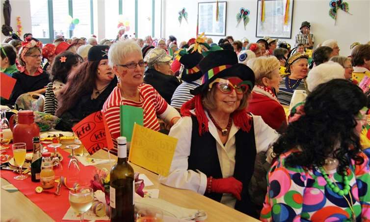 Die fantasievoll verkleideten Frauen freuen sich über das abwechslungsreiche Programm der kfd im Pfarrsaal.Stein