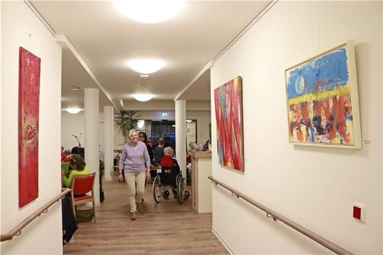 Die farbenfrohen Bilder sind noch bis Januar 2024 im Seniorenzentrum zu besichtigen.  Fotos: Förderverein des Seniorenzentrums St. Franziskus Selters e.V.