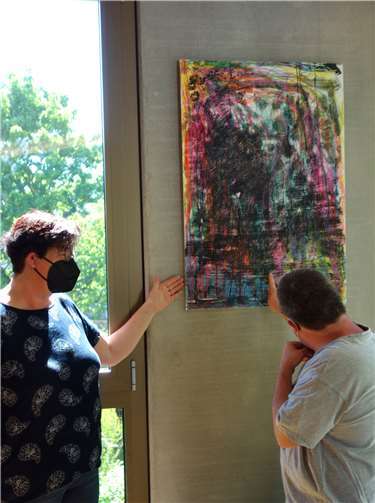 Die farbenfrohen Bilder sind noch bis zum 13. Juni in der Vinothek zu sehen. Fotos: Kloster Ebernach