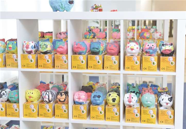 Die farbenfrohen Sparschweinchen der Grundschüler von den Schulen St.-Veit und Hinter Burg sind bis zum 2. Mai in der Kundenhalle der Filiale St.-Veit zu bewundern. KSK