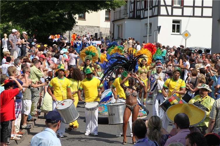 Die farbenprächtigen Tänzerinnen und Tänzer von Timbalando Brasil bringen die Zugteilnehmer und Zuschauer auf Zuckerhut- und Copacabana-Temperament.Foto: privat